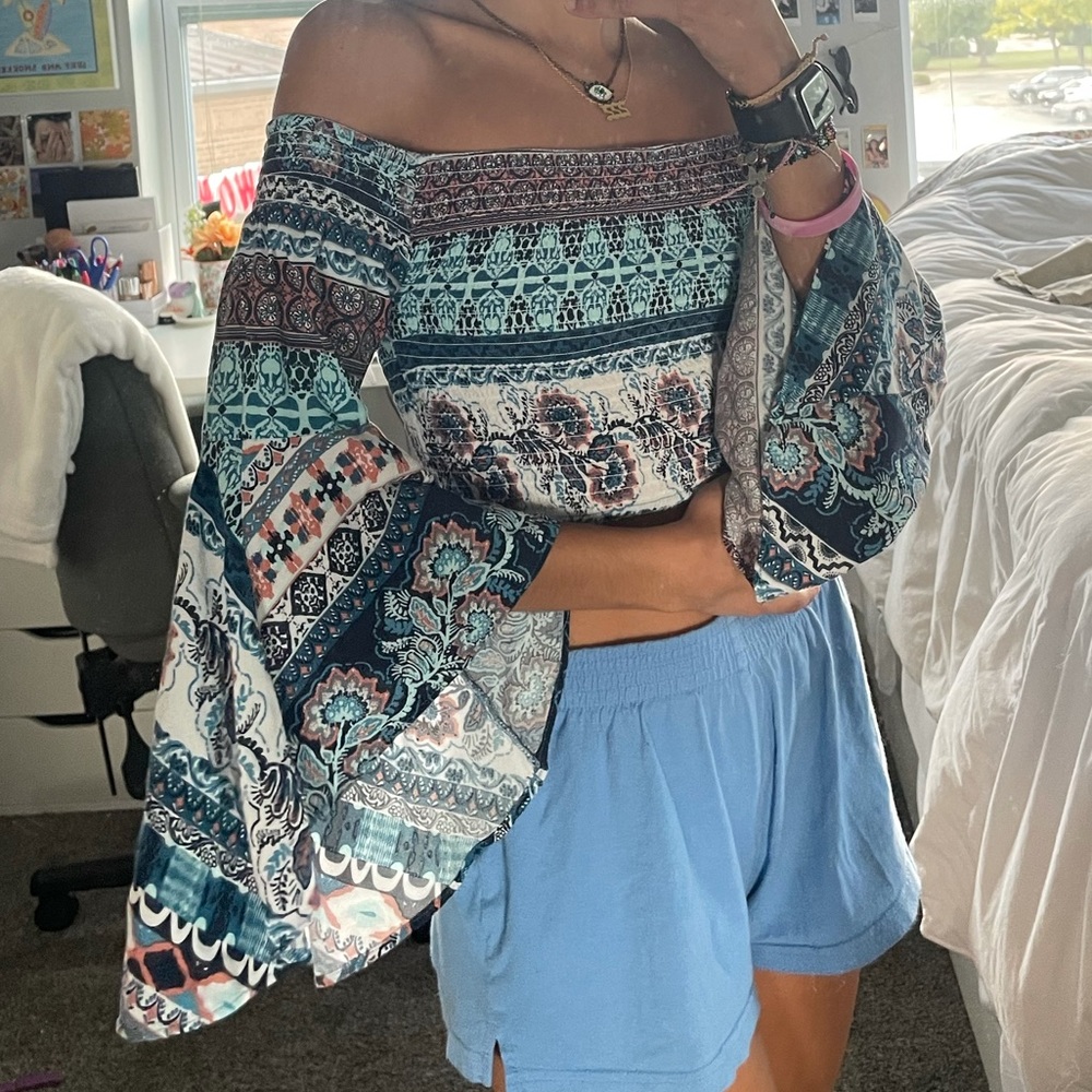 VINTAGE Off the shoulder bell sleeve crop top